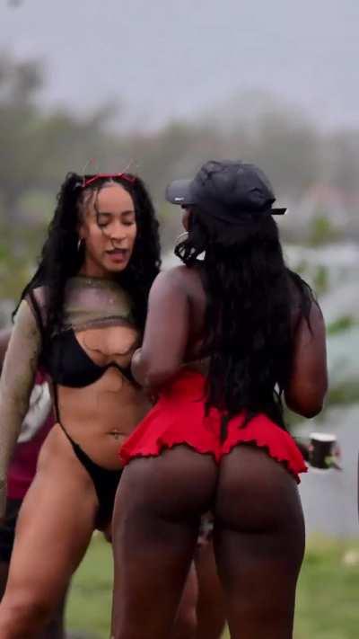 In red (@melaxgoddess) 