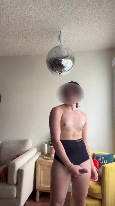 Would you let a muscle mommy dominate you?💋