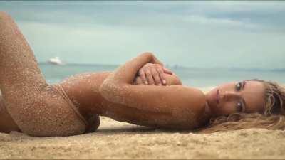 Hannah Ferguson knows how to seduce 