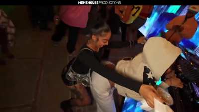 India love at twitch con im going delete all my post so save them