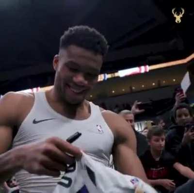 This is why I love Giannis Antetokounmpo. Giving back to his young fans, such a true human being!