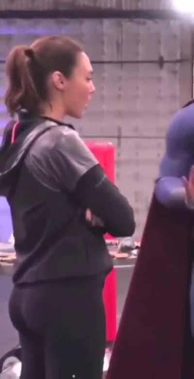 God Gal Gadot has the tightest little ass 🤤