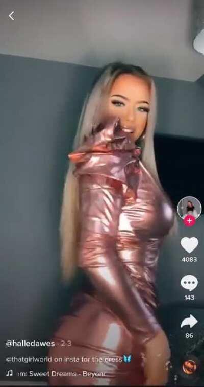 That dress is PERFECT on her! @halledawes