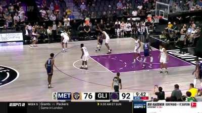 [Highlight] Victor Wembanyama drains one from the hash mark