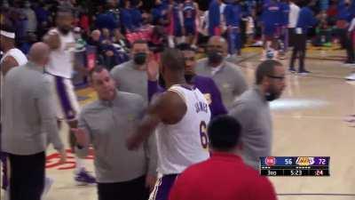 [Highlight] LeBron James Lobs It To Anthony Davis For The Slam. Lakers On a 16-0 Run.