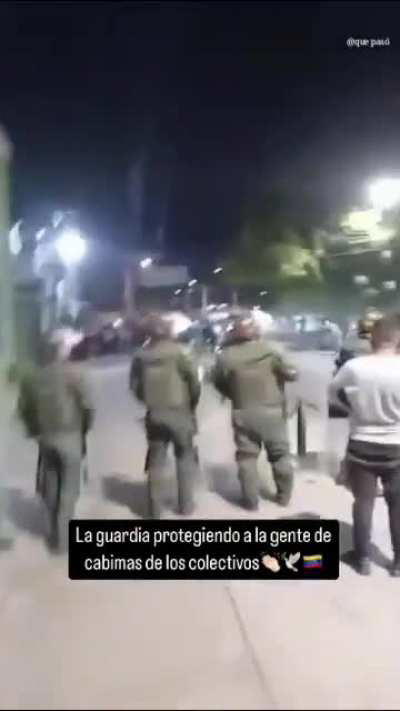 Guardia nacional uniéndose a las protestas contra los colectivos 