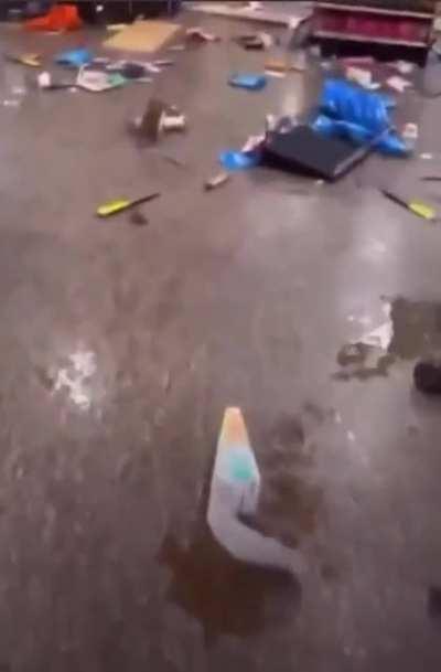 Packs of teens rob Philadelphia Wawa store