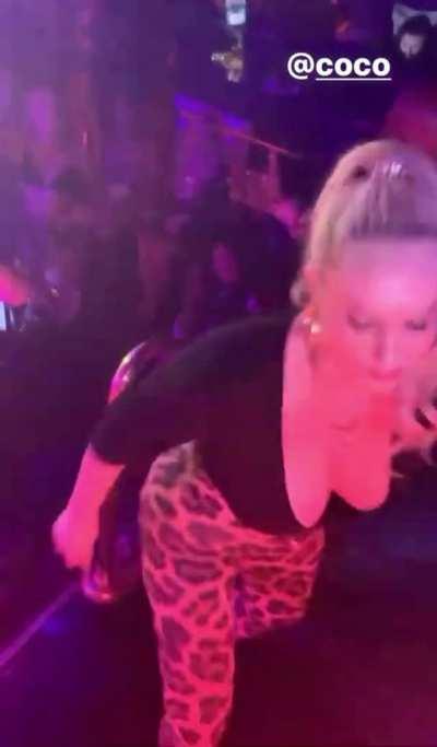 Coco Showing Off Her Ass at the Club 🍑