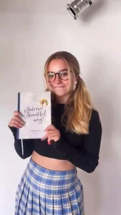Julia Beautx als Nerd… Instagram Reel 20.08.22