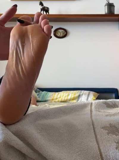 Poor boy oiled and tickled feet by terribles friend’s black nails..🥵😈 Full video on telegram. 🔞🎥