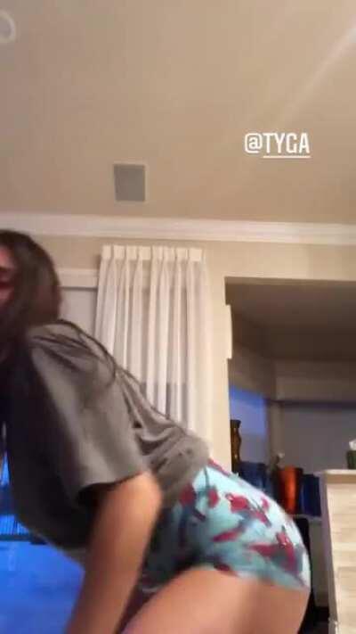 Shake That Juicy Booty! 🍑💦