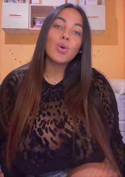 That cleavage 🖤😮‍💨👌