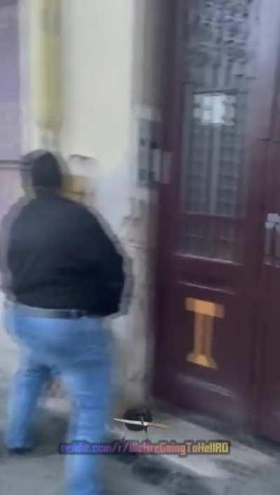 Familie de rodditori atacand sediul WAGTHRO