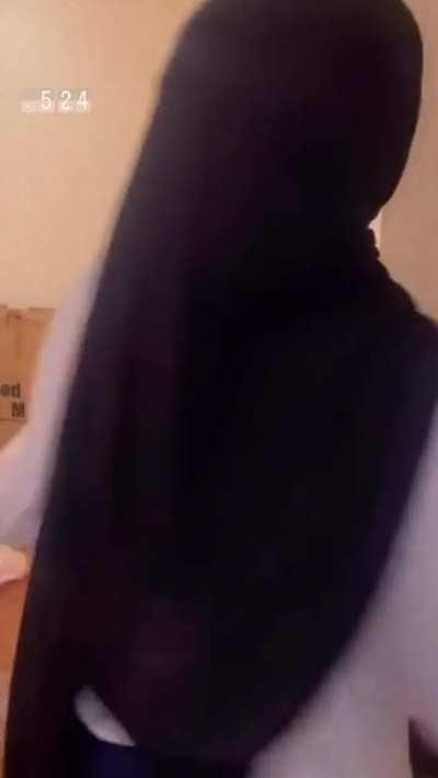 Why's her head so small 🤣