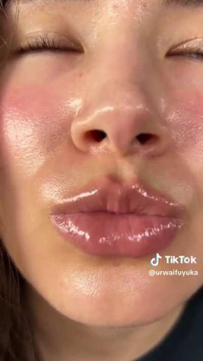 Wholesome girl wants to kiss 💋 you a long time