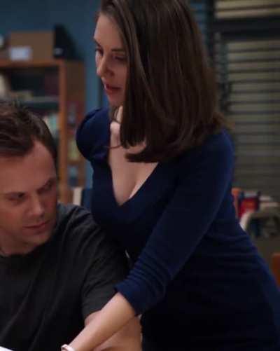 Alison Brie cleavage tease 🥵