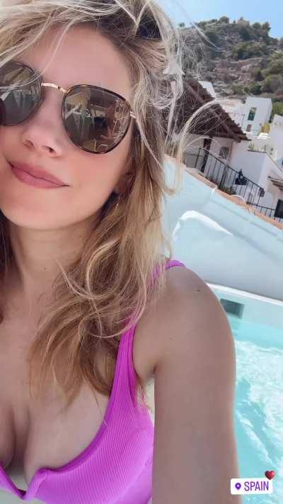 Katheryn Winnick, Bikini Cleavage