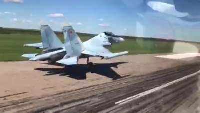 🇷🇺 A pair of Russian Sukhoi Su-30SM landing