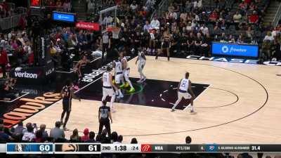 [Highlight] Trae dribbles himself into trouble, and worms his way to the bucket