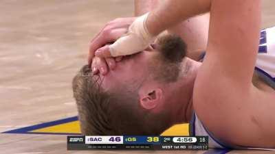 [Highlight] Sabonis gets elbowed during the jump ball and remains on the ground for the rest of the play.