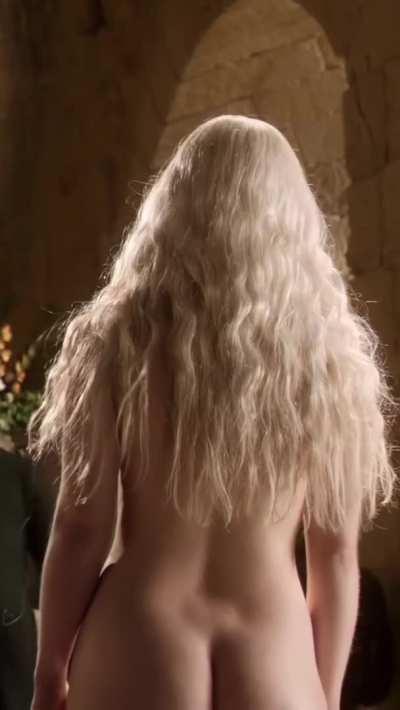 Emilia Clarke's boob jiggle makes me so hard