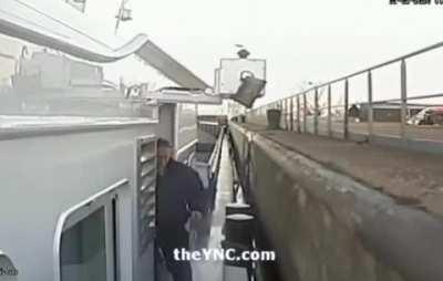 Guy hit by mooring line