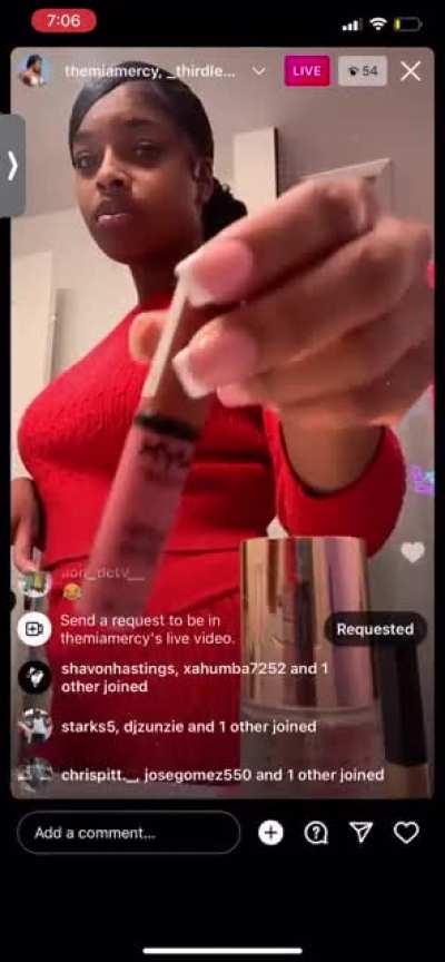 If your ever in her live she loves getting flashed😂