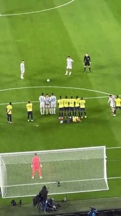 Desde otra perspectiva, apreciemos el tiro libre de Messi que va directo al ángulo muerto