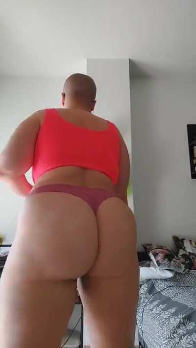 Guess the song in the background 😍