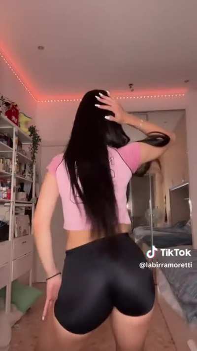 la mami muove il culo più bello di tik tok italia