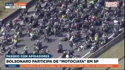 Durante passeio de Jair Bolsonaro, um apoiador acabou se desequilibrando da moto e causou um pequeno acidente.