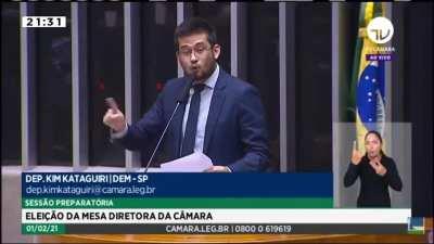 Não tenho nenhum apreço pelo Kim Kataguiri, mas o discurso dele foi bom. Deixando as hipocrisias de lado dele ter apoiado o Bolsonaro no passado. É um discurso forte e importante. A oposição deveria trabalhar para espalhar esse video pelo ZAP, pois é um d