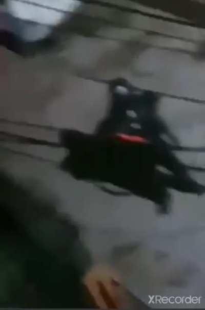 Ese man es mi héroe. Tiene las huevas de acero 😂