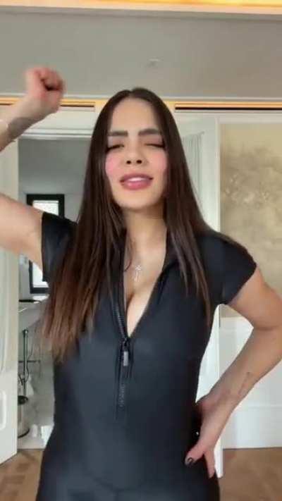 bajarle ese cierre para que se le salgan