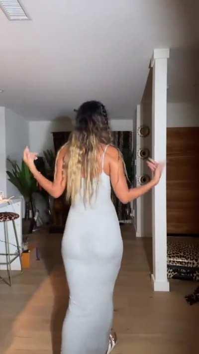 Sommer in tight dress [Snapchat, July 2023]
