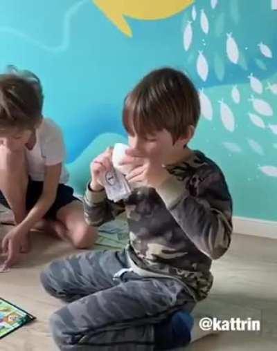 Когда твои братья не позволяют играть тебе с ними, будь хорошей сестрой с братом