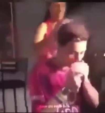 Chama o cara q ele ta pegando fogo