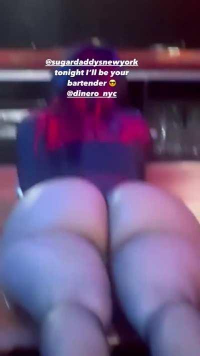 Bubble Butt in position 🍑