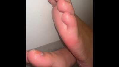 Someone lick my feet🥵😈