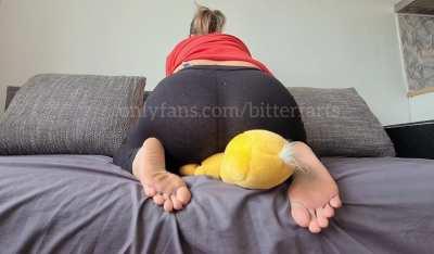 Would you like to be between Mama's feet?😏