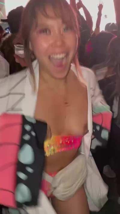 Accidentally flashed everyone while shuffling 🙈