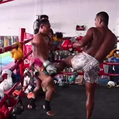 Buakaw paid the Yokkao Training Center in Bangkok a visit and threw down with Saenchai.
