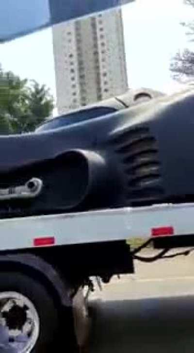 Coringa ficou sabendo que aqui o poste mija no cachorro.