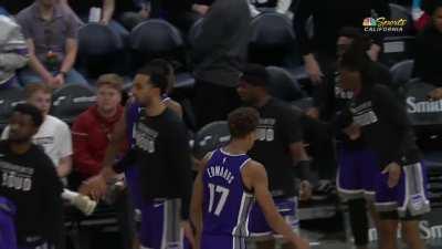 [Highlight] De'Aaron Fox throws the inbounds pass off Walker Kessler's back to himself for the Slam!