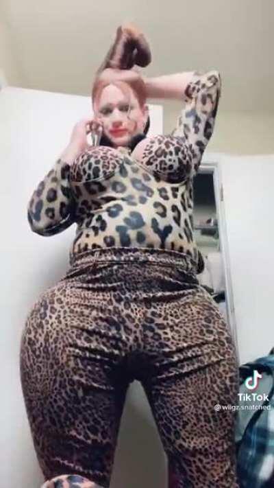 Assphelios when he finds out bardi b has been having alone time 👨‍❤️‍👨with daddy 🦍🦍sett. Bardi also giving him sass as he should 🙄🙄