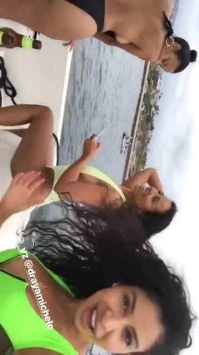 I feel like this girl missed what could've been an amazing f'n video. Still awesome side view.😍🙌🏾🙌🏾🙌🏾