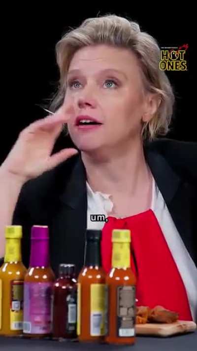 Kate McKinnon shows off her knowledge of animals on Hot Ones *Reupload