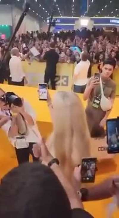 ✆ Other people's phones are hard! Awkward white girl other people's phones are hard. ☏