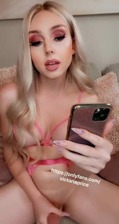 Victoria Price watches porn on her phone (gif)