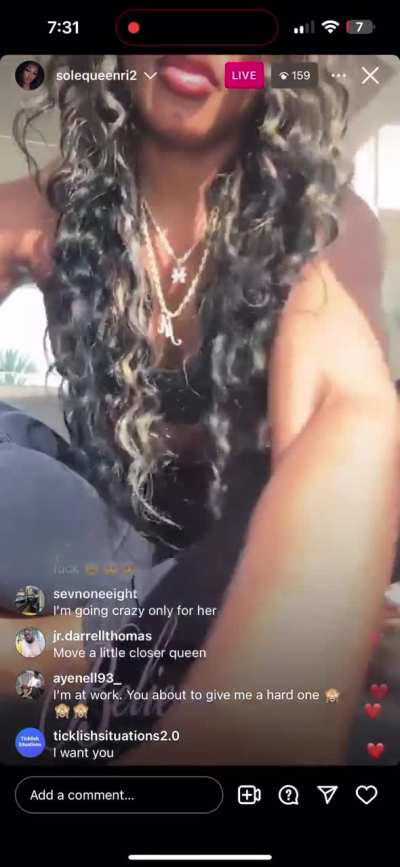 Caught Solequeenri showing her public soles at the gym on live ~ click link in my bio